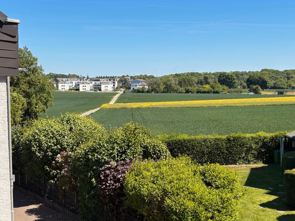 Haus 138m² Feldrandlage Terrasse Balkon 4,5 Zi. Frankfurt a.M in Nieder-Eschbach, Frankfurt am Main