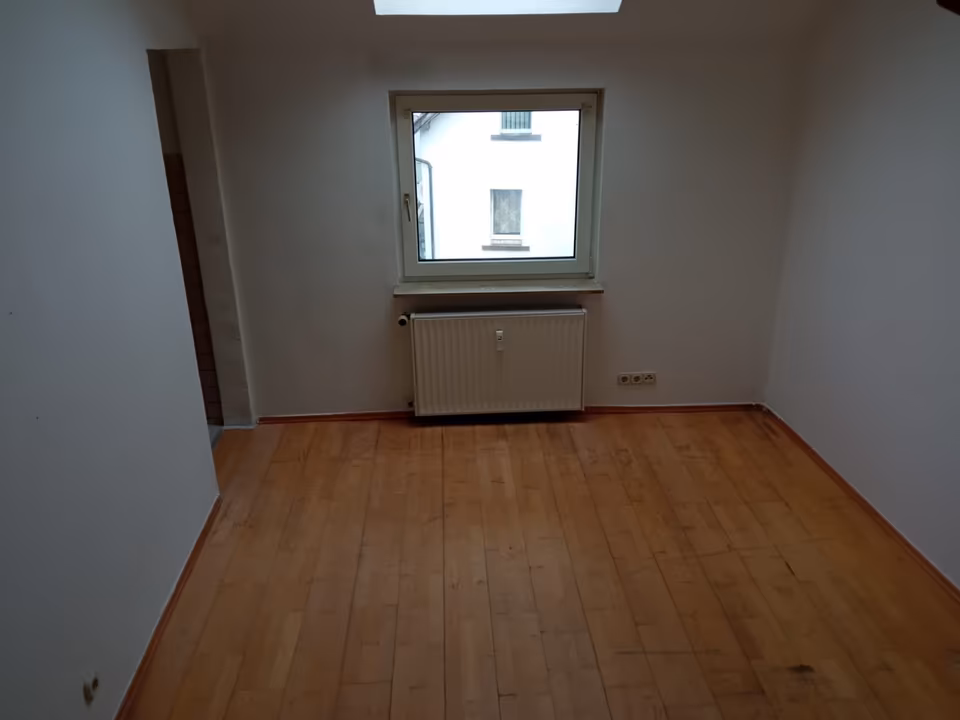 1-Zimmer Wohnung mit ausgebautem Dachboden in zentraler Lage in Nied, Frankfurt am Main