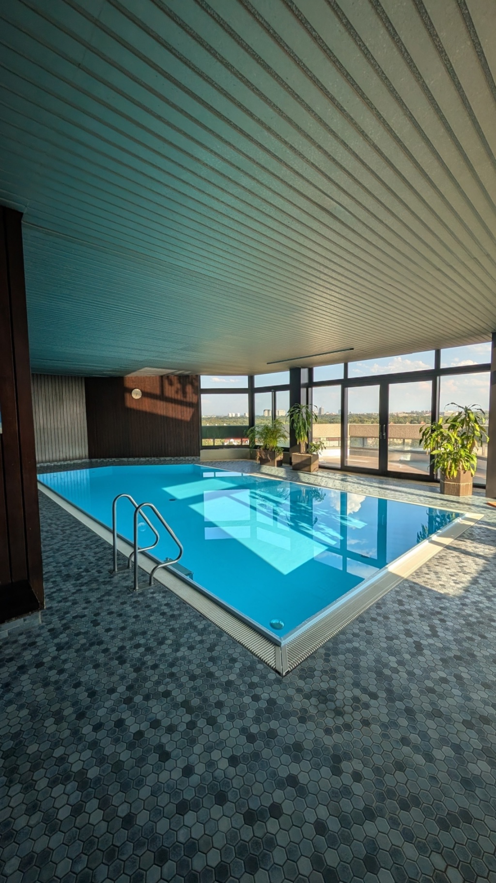 Möbliertes WG-Zimmer mit Pool und Dachterrassenzugang in Schwabing (U6 fußläufig) in Schwabing-Freimann, München