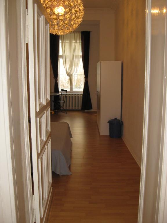 "Studierende Angebot: 25 qm Altbau Erkerzimmer im grünen Zentrum der City West" in Wilmersdorf, Berlin