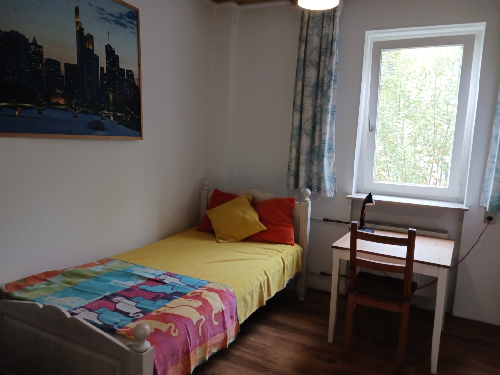 01.10.: möbliertes Zimmer 650€ ( ab 3 Monate bis 24 Monate) im Westen von FFM nur an Praktikant/In oder Student/In (mit Nachweis, Alter 18-29 J) 4erWG mit Balkon/Tageslichtbad/Wohnküche, (insgesamt 120qm), ideal Flughafen/ Eschborn /Innenstadt, in Höchst, Frankfurt am Main