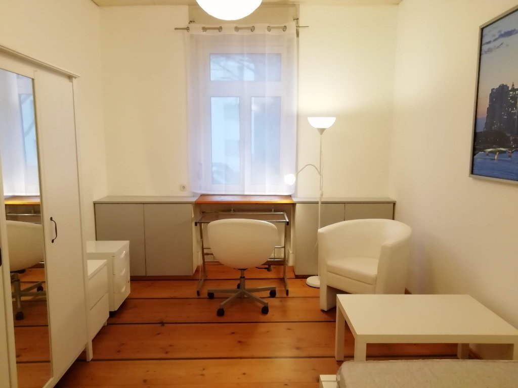Wunderschönes, möbliertes WG-Zimmer mit extra Wohnzimmer, hohen Decken, hell und ruhig gelegen, nahe der U-Bahn / U5 / Frei ab sofort ! in Preungesheim, Frankfurt am Main